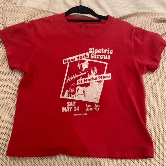 Cute and comfy Brandy Melville t-shirt. Perfect for any occasion! - Picture 1 of 3